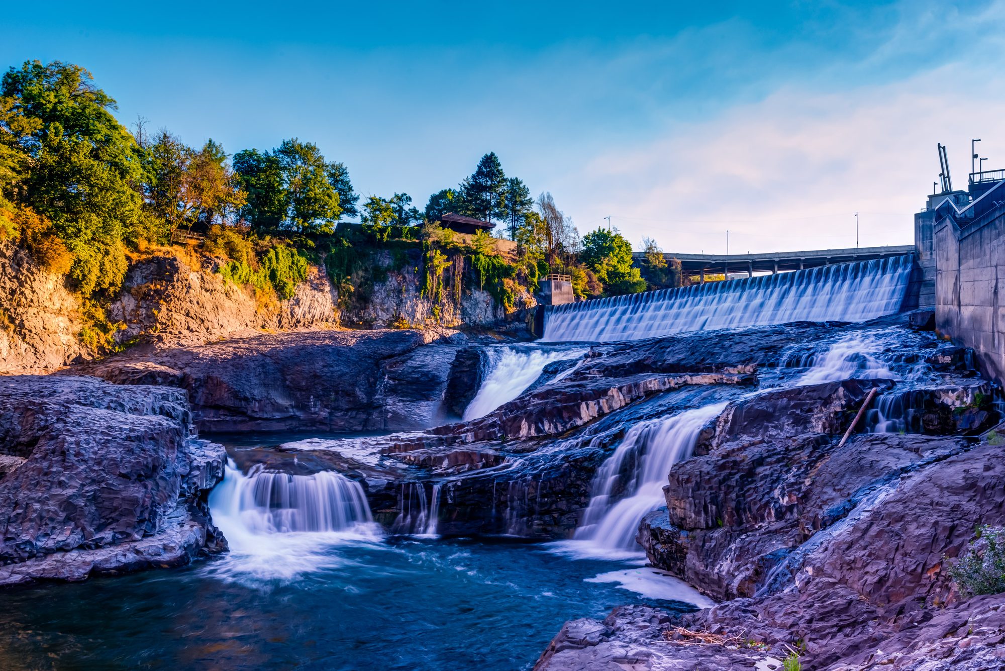 Spokane Falls hydroelectric dam on the Spokane River, Washington, USA.